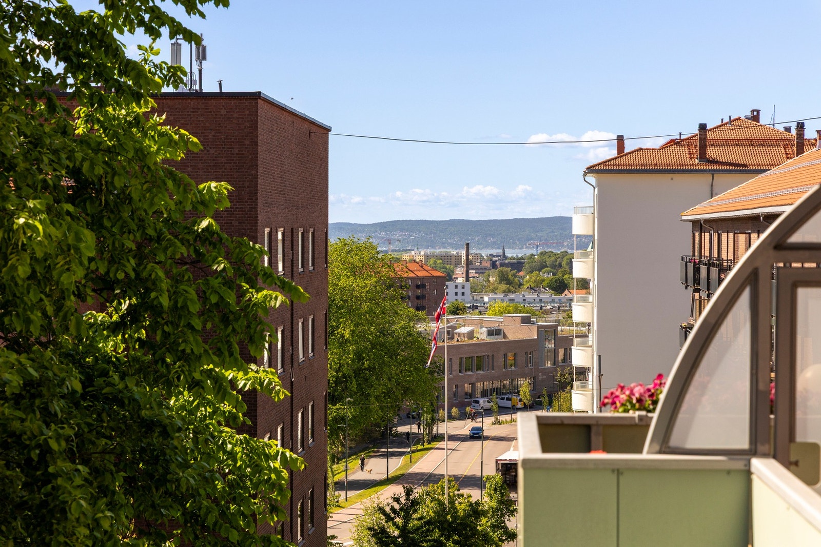 Fjordgløtt fra balkong Galleribilde