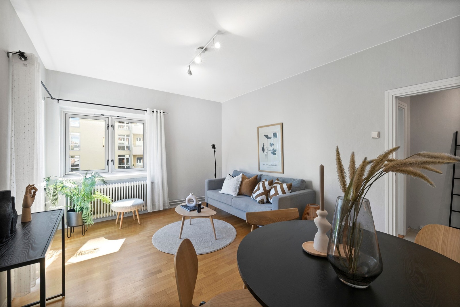 Stuen har god plass til både sofagruppe og spisestuemøblement Galleribilde