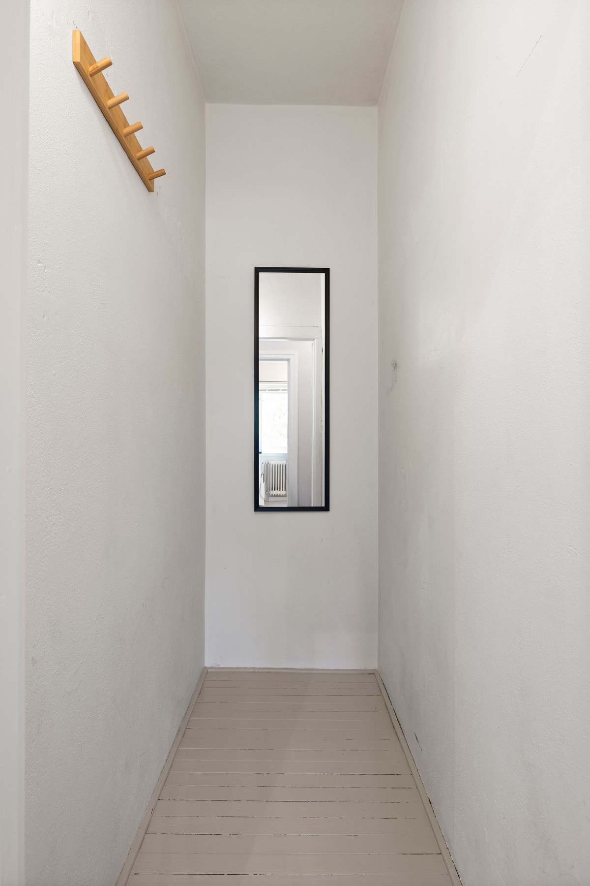 Svært praktisk kott med dør fra entre Galleribilde