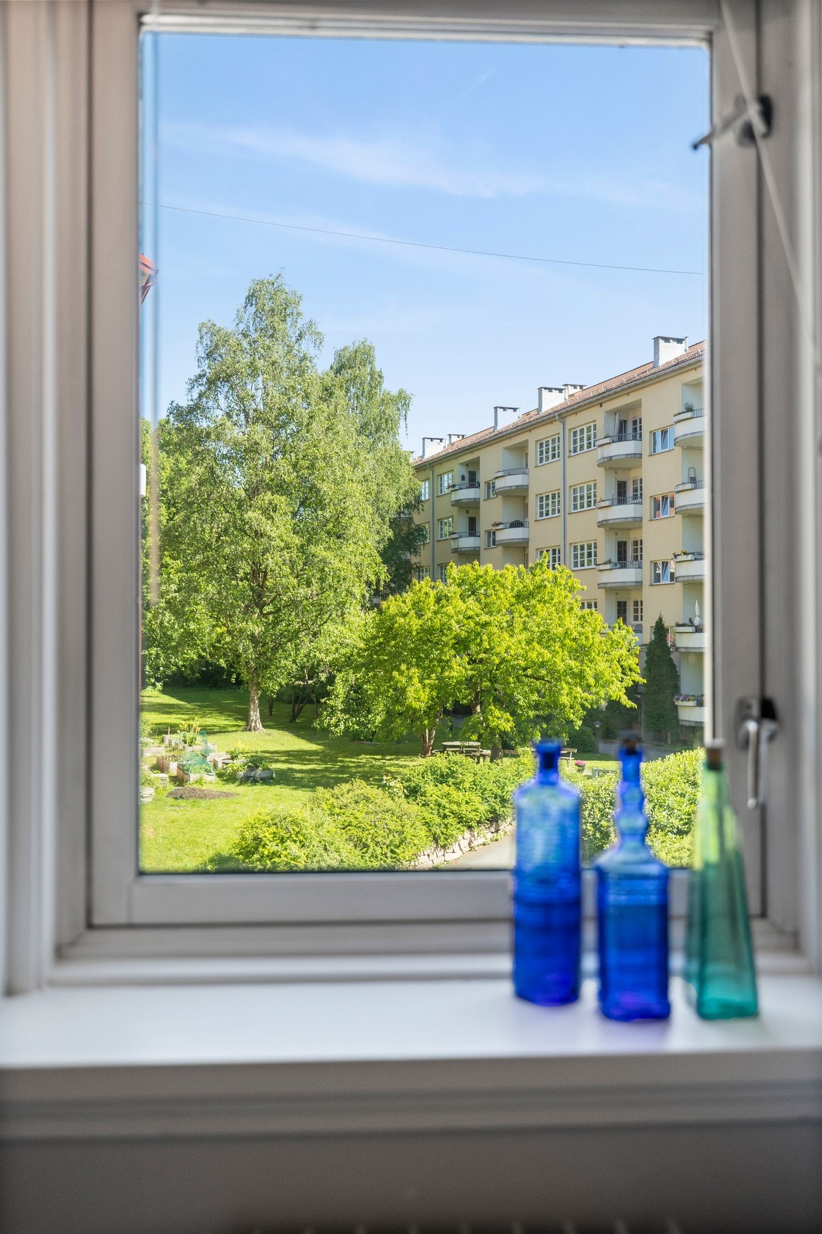 Hyggelig utsyn fra kjøkkenvindu Galleribilde