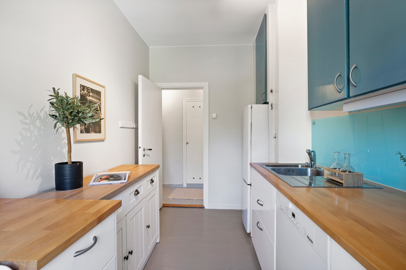 Kjøleskap, komfyr og oppvaskmaskin medfølger Galleribilde