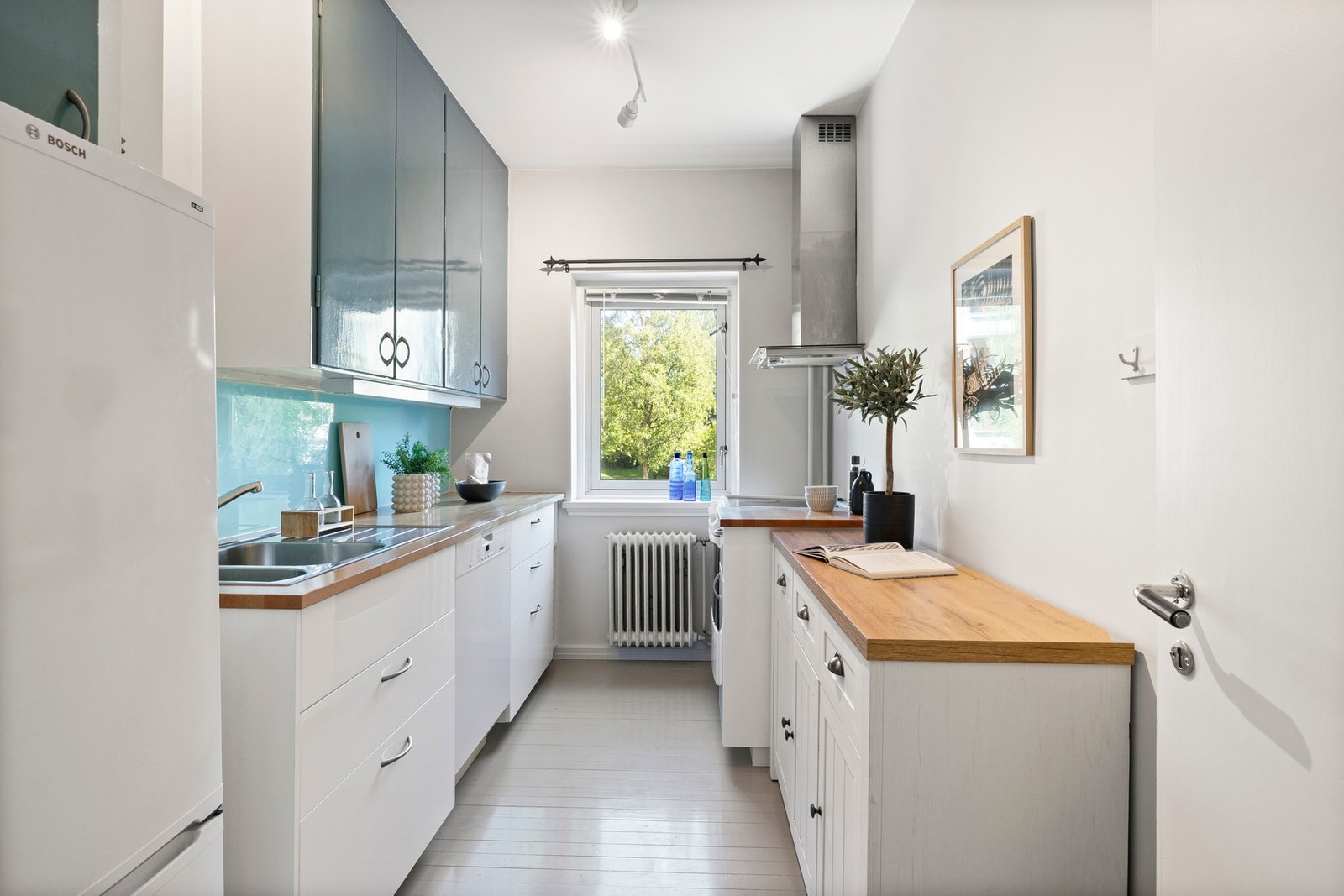 Kjøkken med spiseplass om ønskelig. Benken til høyre på bildet står løst på gulvet (medfølger) Galleribilde