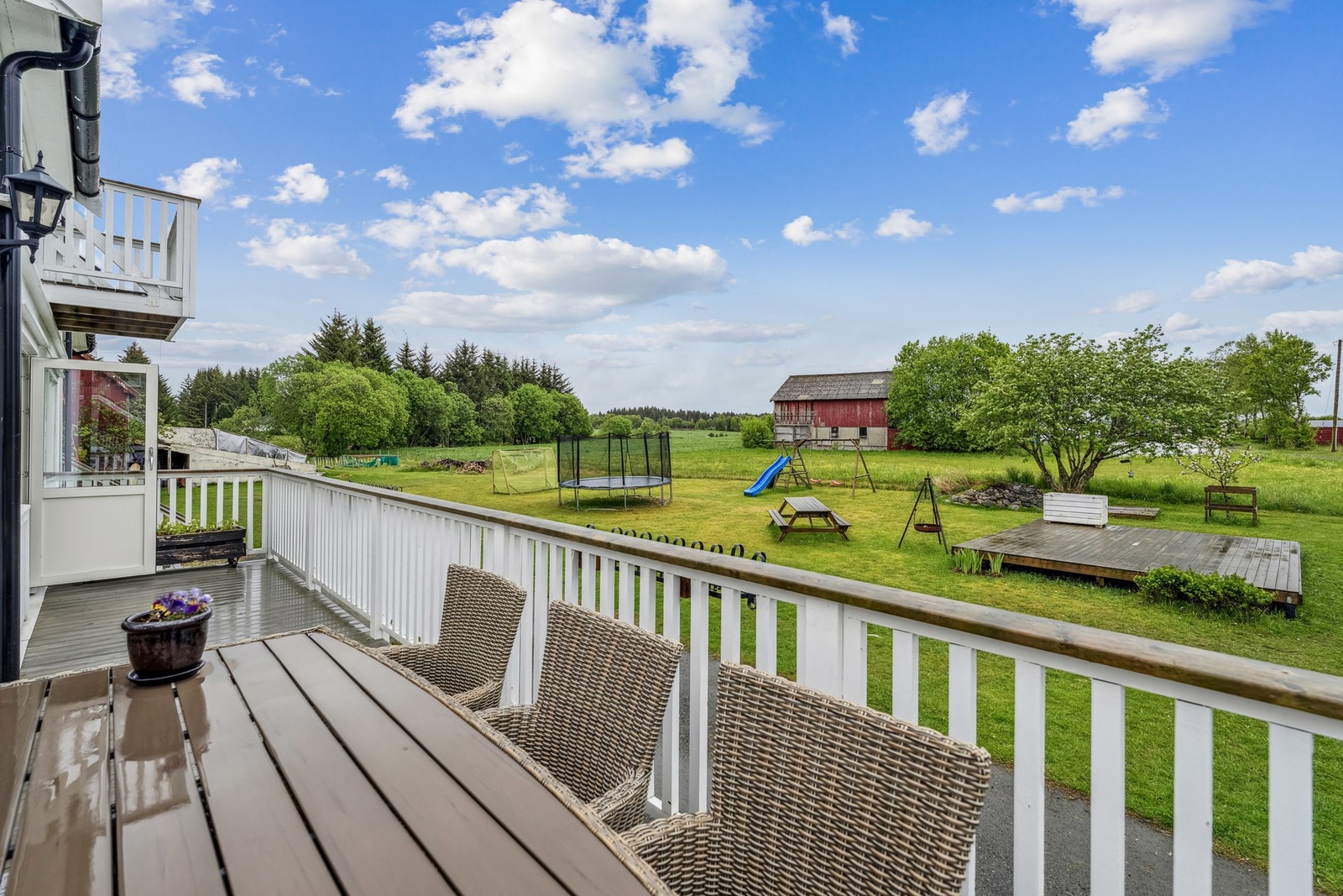 Stor veranda med gode solforhold Galleribilde