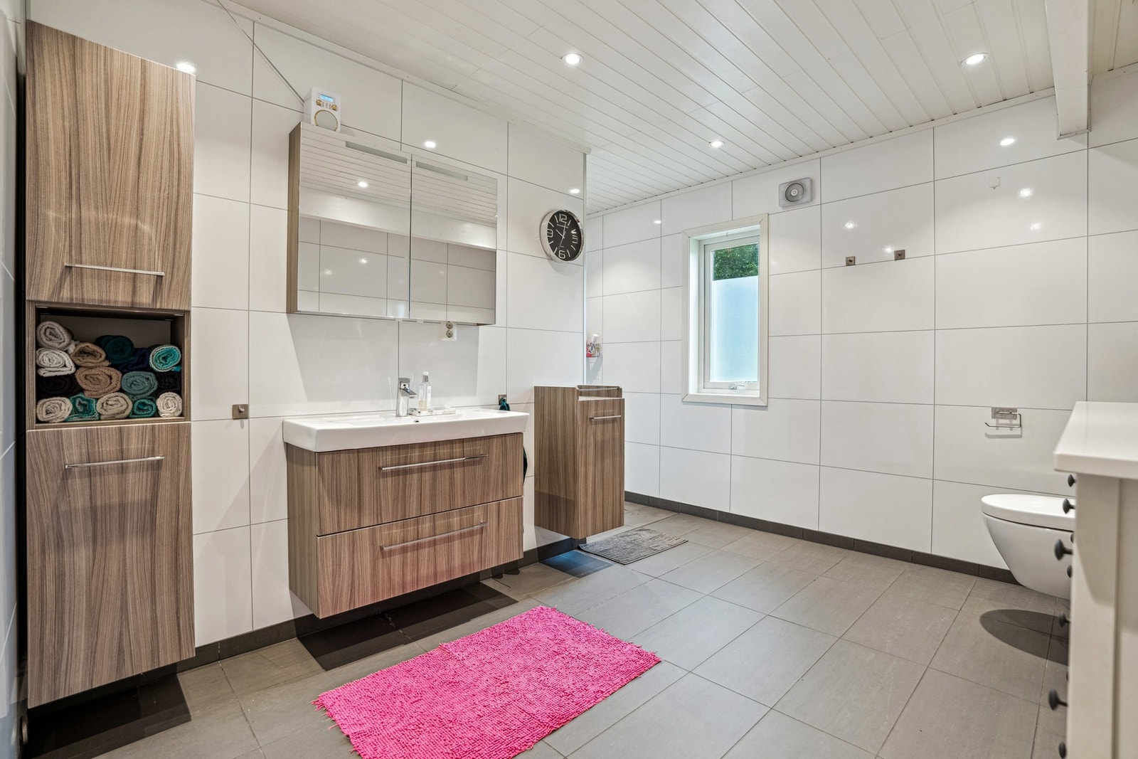 Flislagt gulv med gulvvarme, våtromsplater på veggene Galleribilde