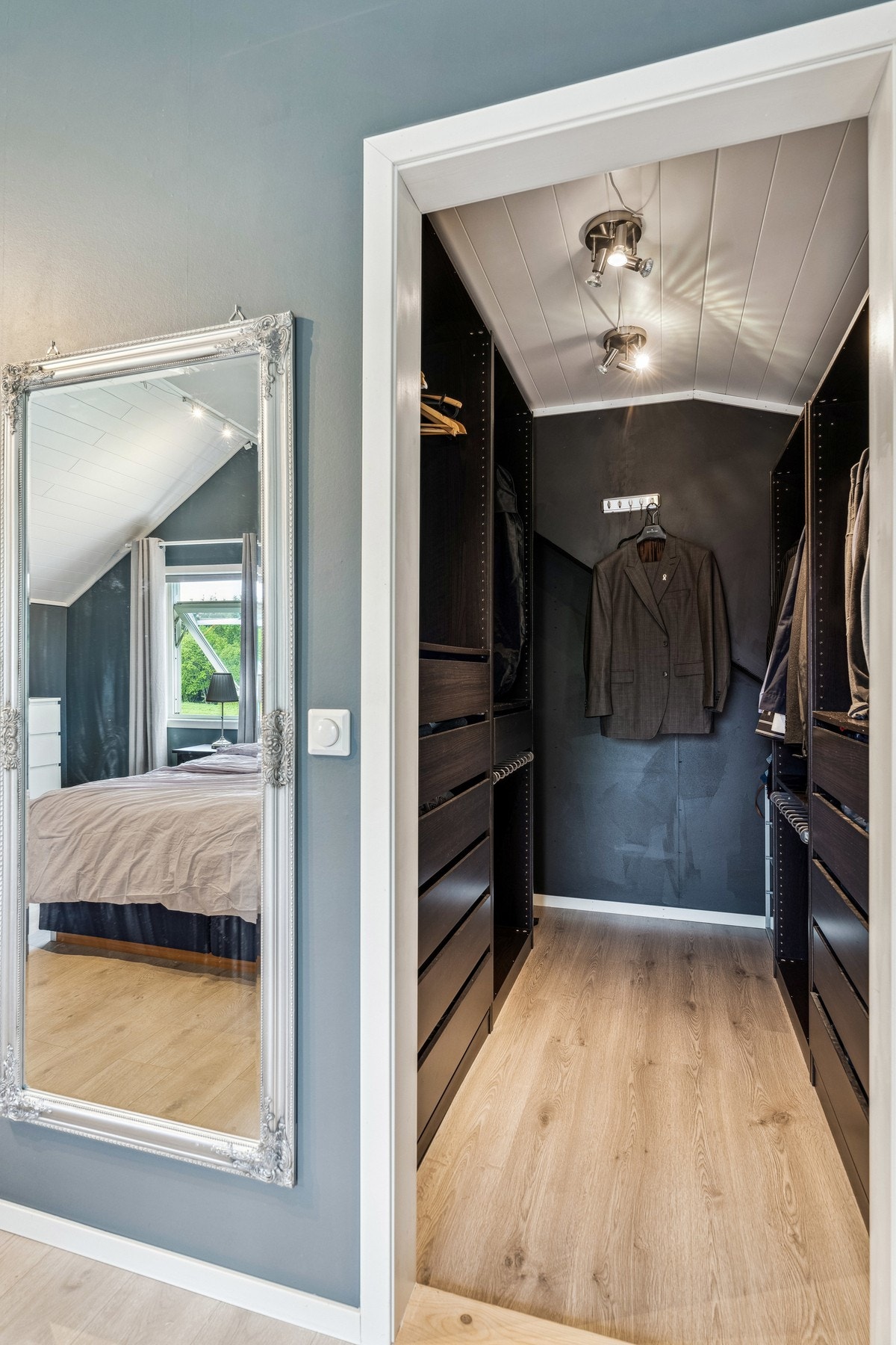 Garderobe tilknyttet soverommet Galleribilde