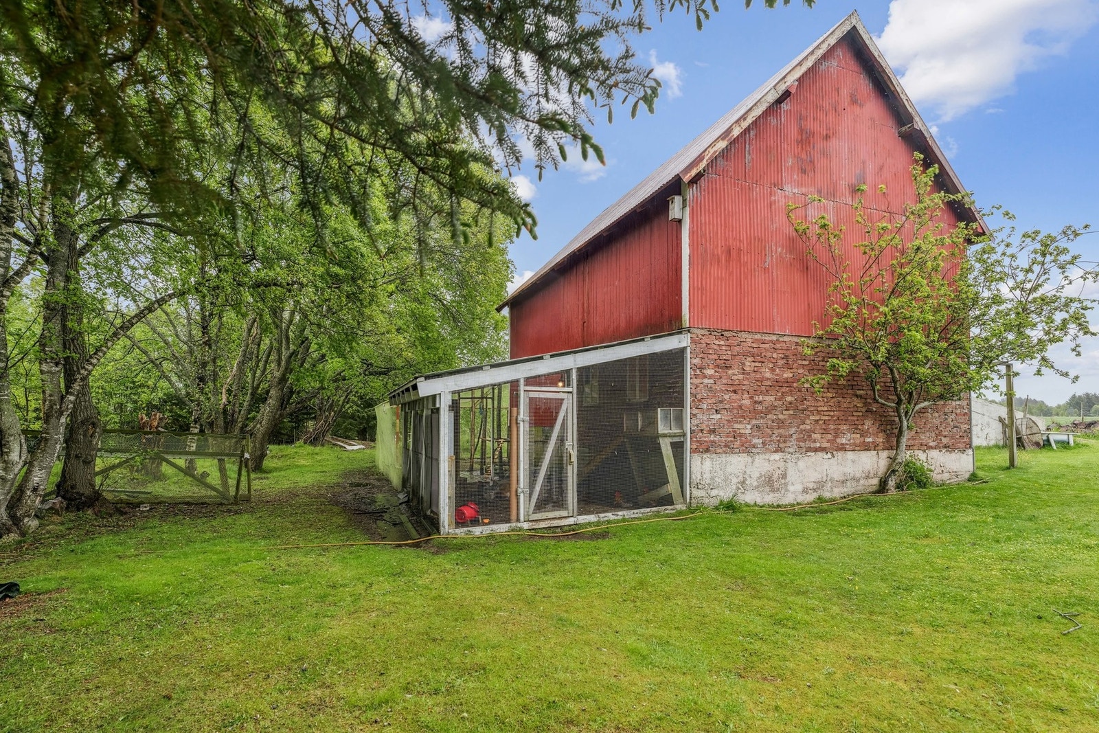 I driftsbygningen er det laget til isolert hønsehus. Galleribilde