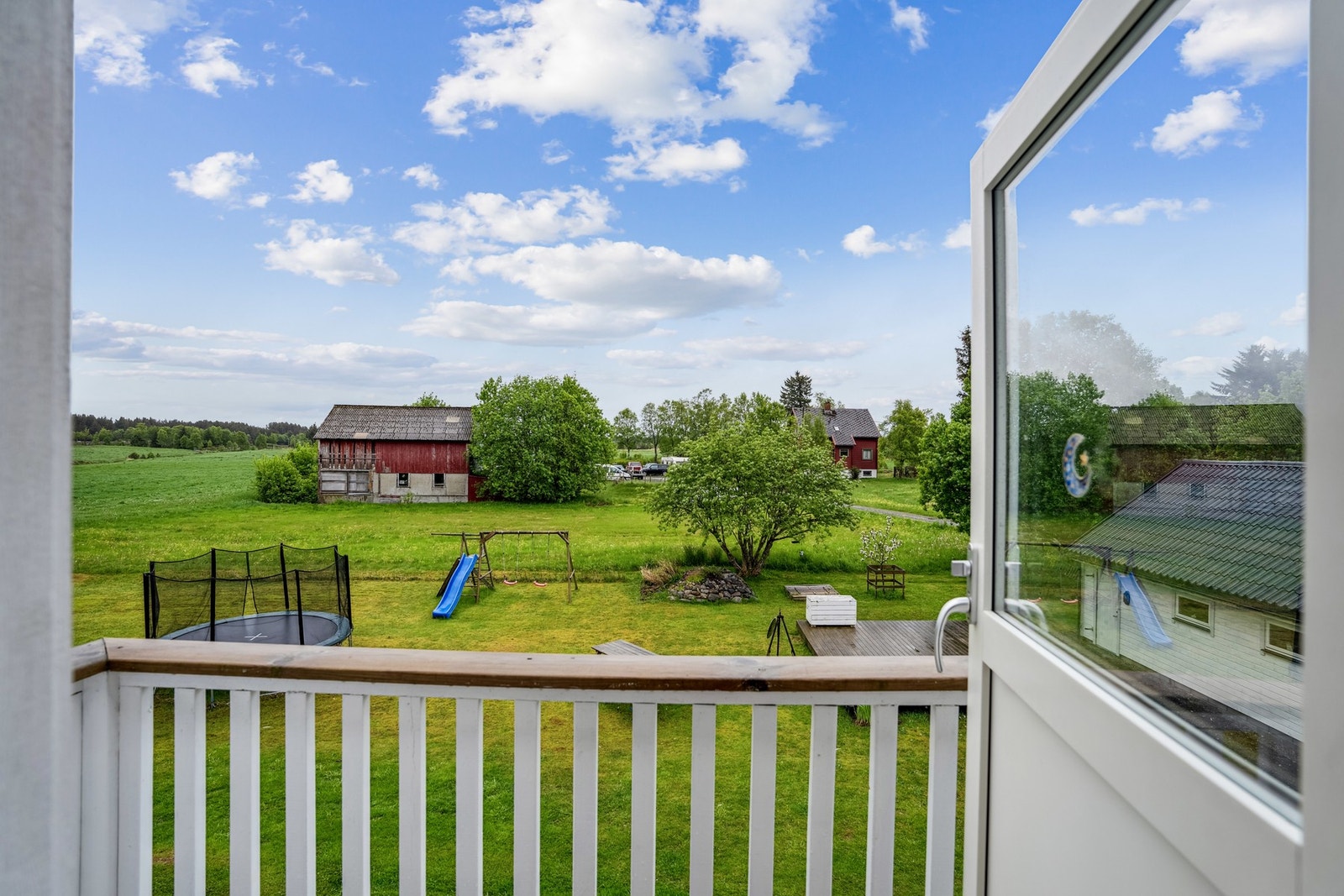 Fra stuen er det utgang til veranda Galleribilde