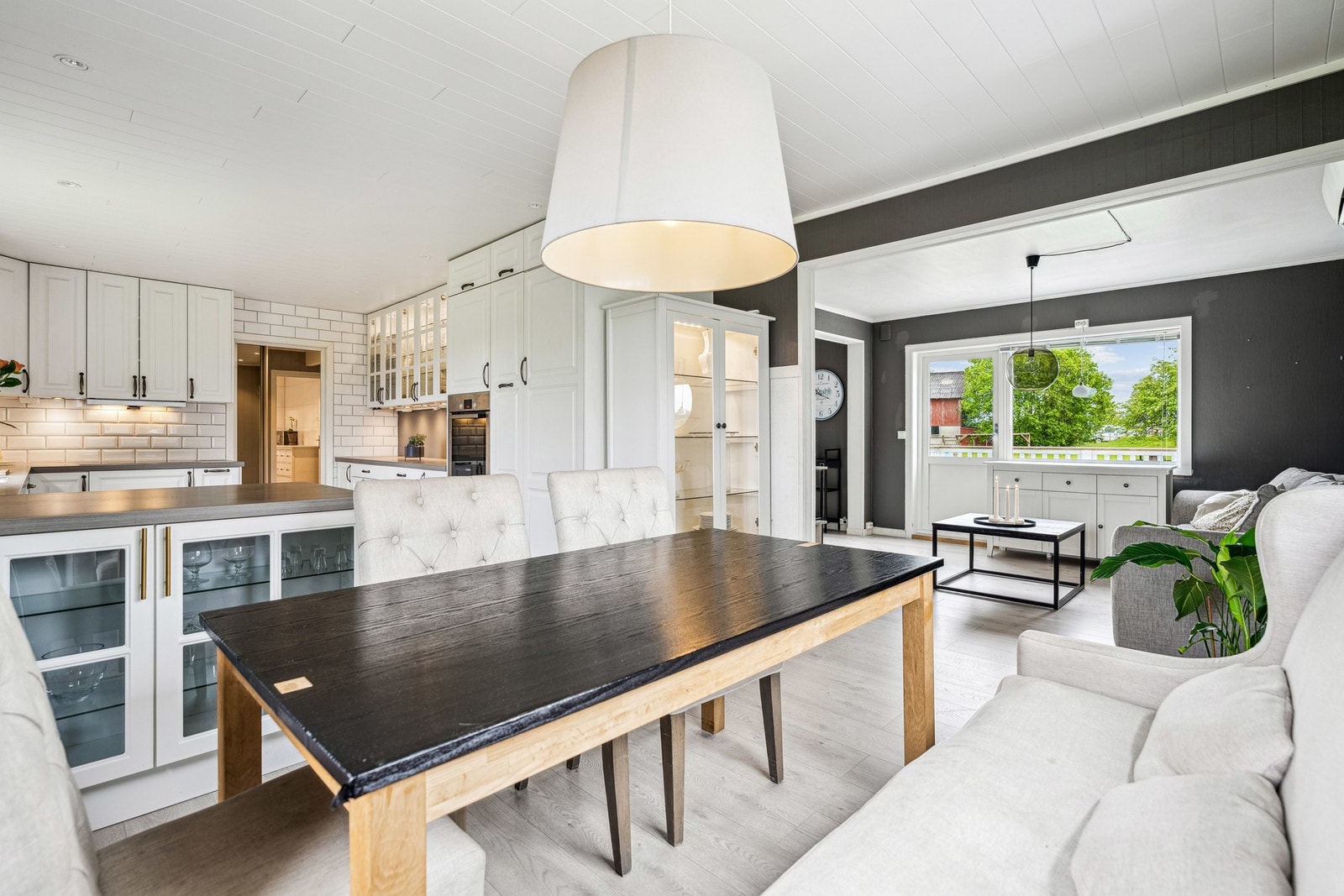 Romslig kjøkken med god plass til spisebord Galleribilde