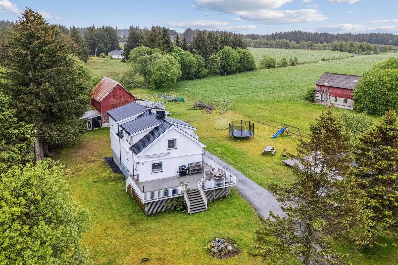 Eiendommen består av bolighus, driftsbygning og nyere dobbelgarasje Galleribilde