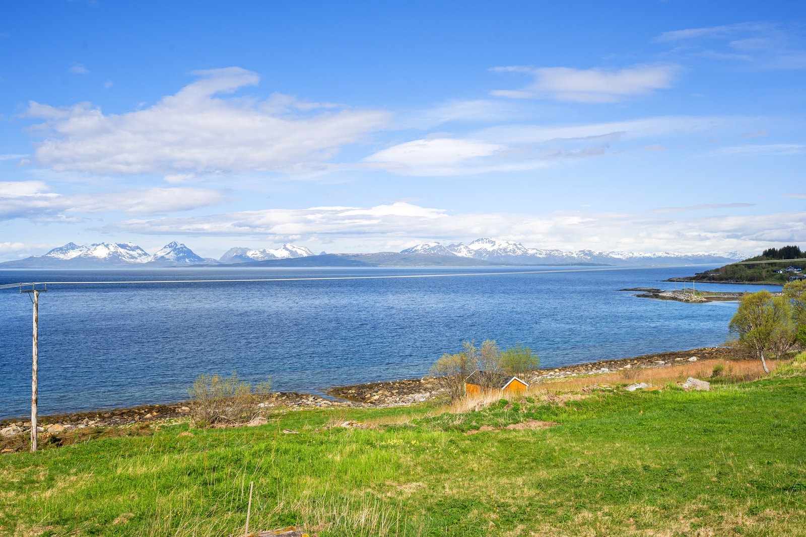 Fantastisk beliggenhet ved sjøen med uhindret utsikt mot hav og fjell Galleribilde