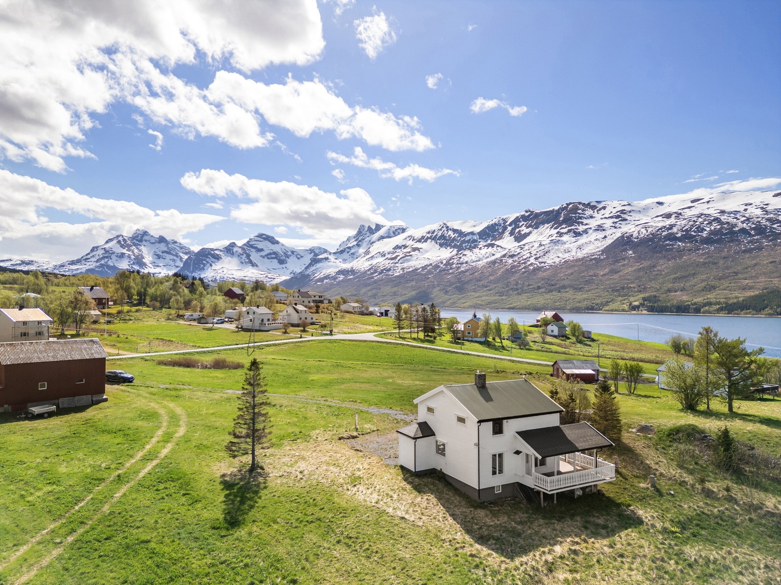Omkranset av vakkert naturlandskap Galleribilde