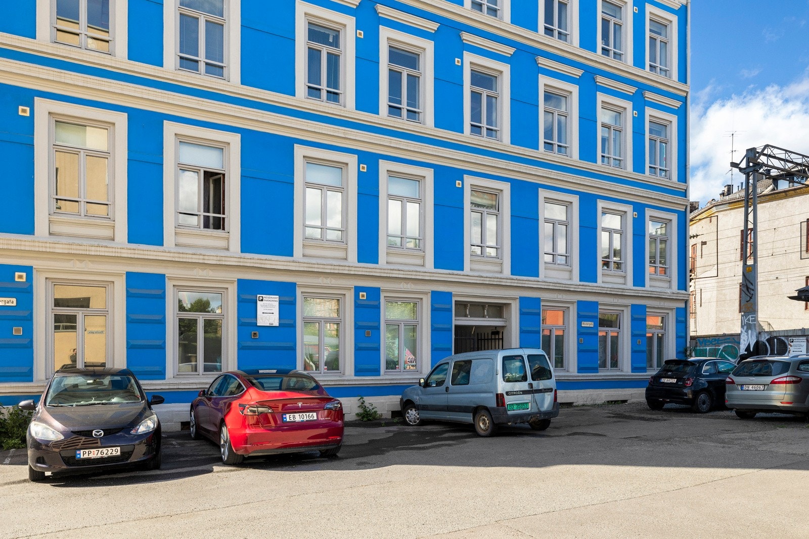 Borettslaget disponerer syv parkeringsplasser for beboere med førstemann til mølla-prinsippet. Galleribilde