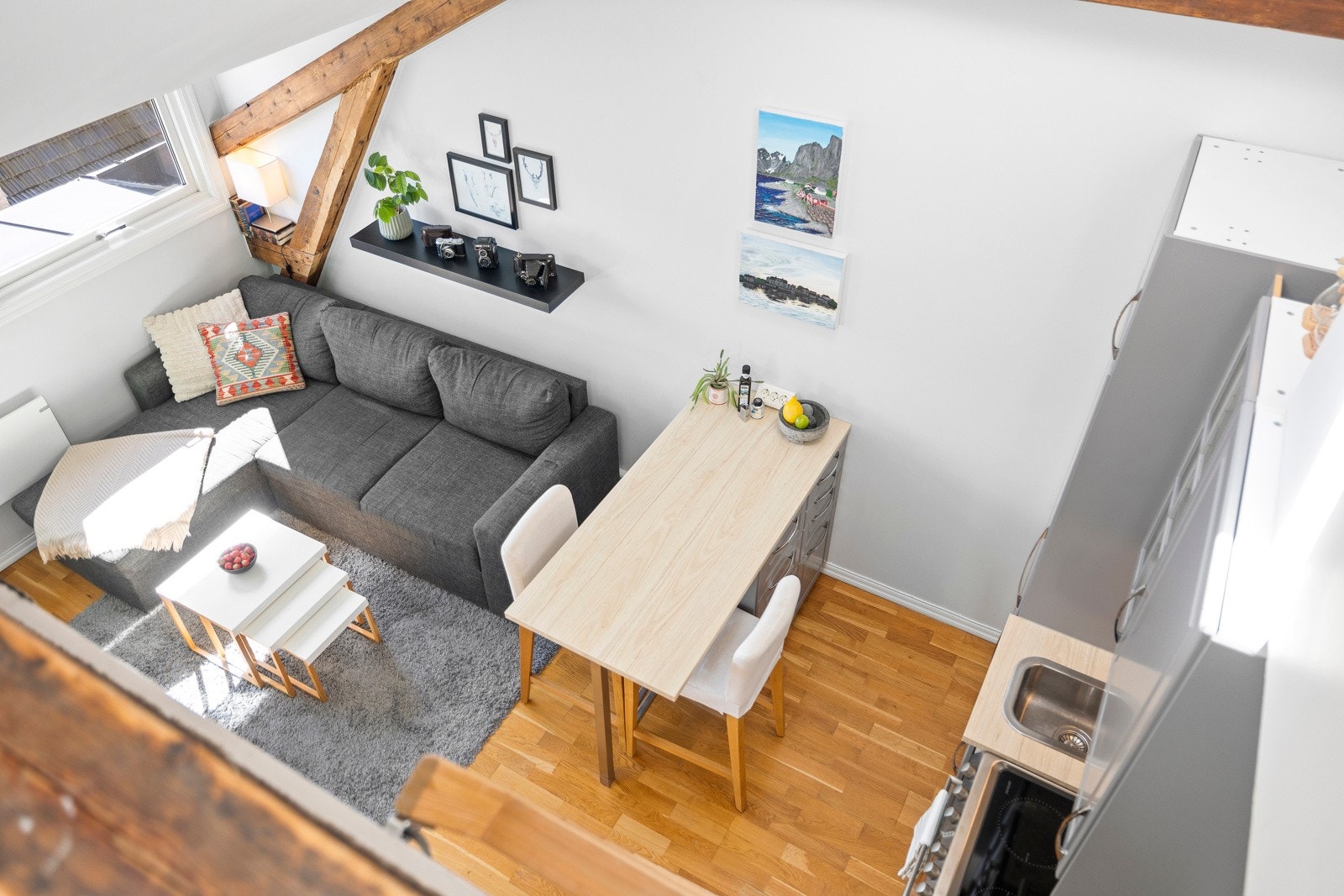 En arealeffektiv 2-roms leiligheten beliggende høyt og fritt i byggets femte og øverste etasje. Galleribilde