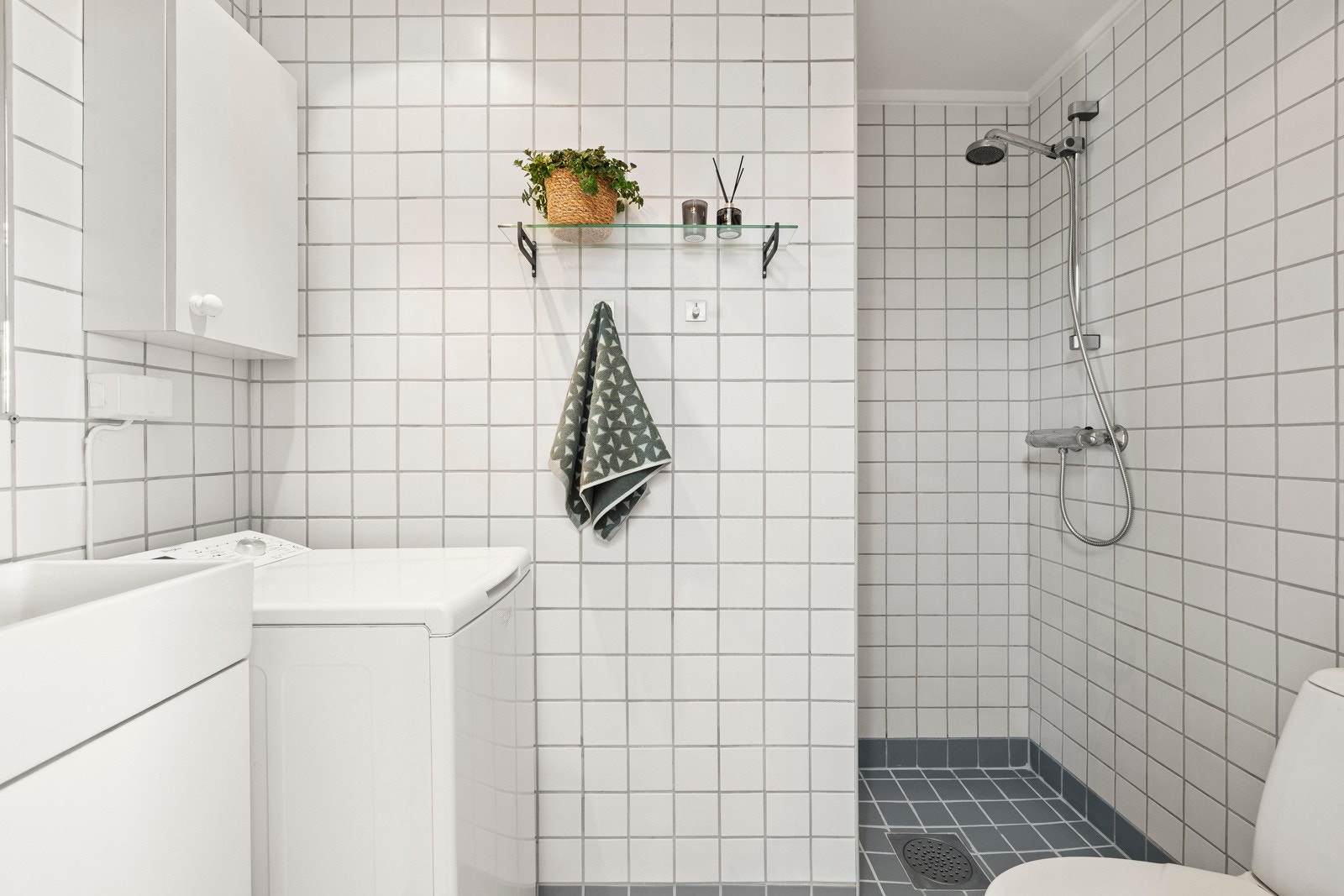 Pent, flislagt baderom fra ombyggingsår. Galleribilde