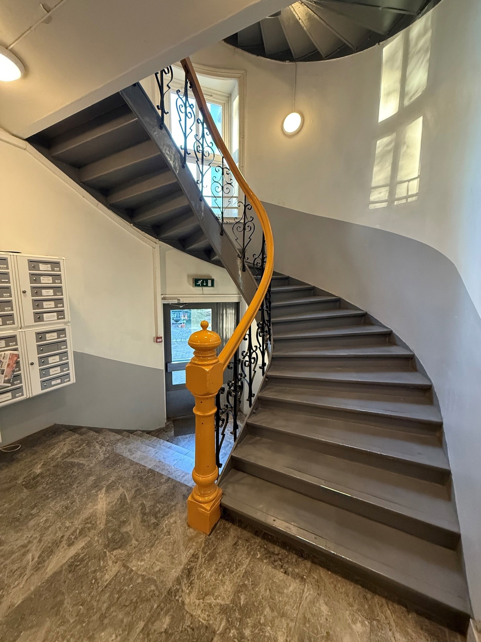 Boligen er del av en klassisk bygård med sentrumsnær beliggenhet i Gamle Oslo. Galleribilde