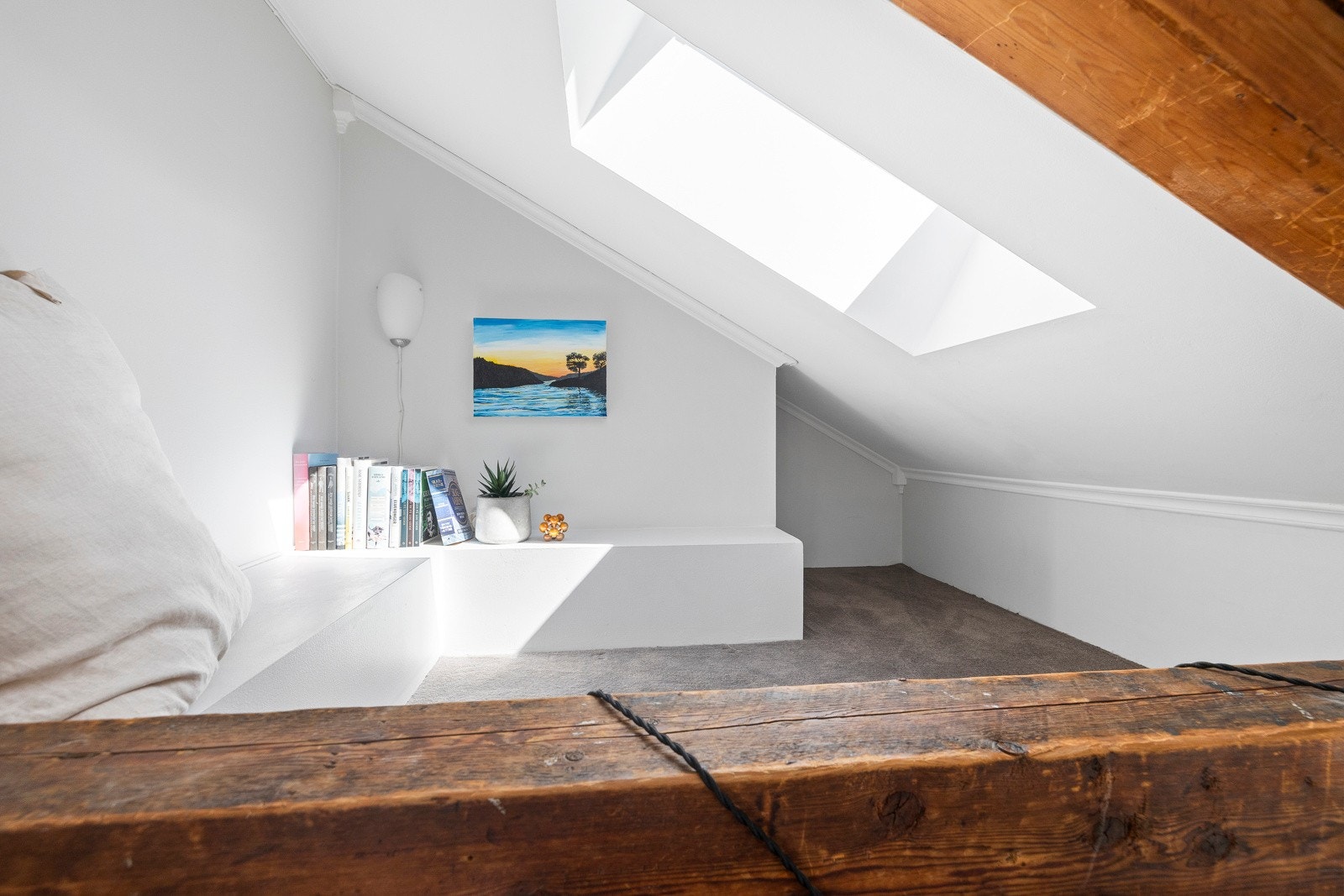 Hemsen kan praktisk benyttes til oppbevaring, innredes som et sted for avslapning eller med en ekstra madrass - alt etter eget ønske og behov! Galleribilde