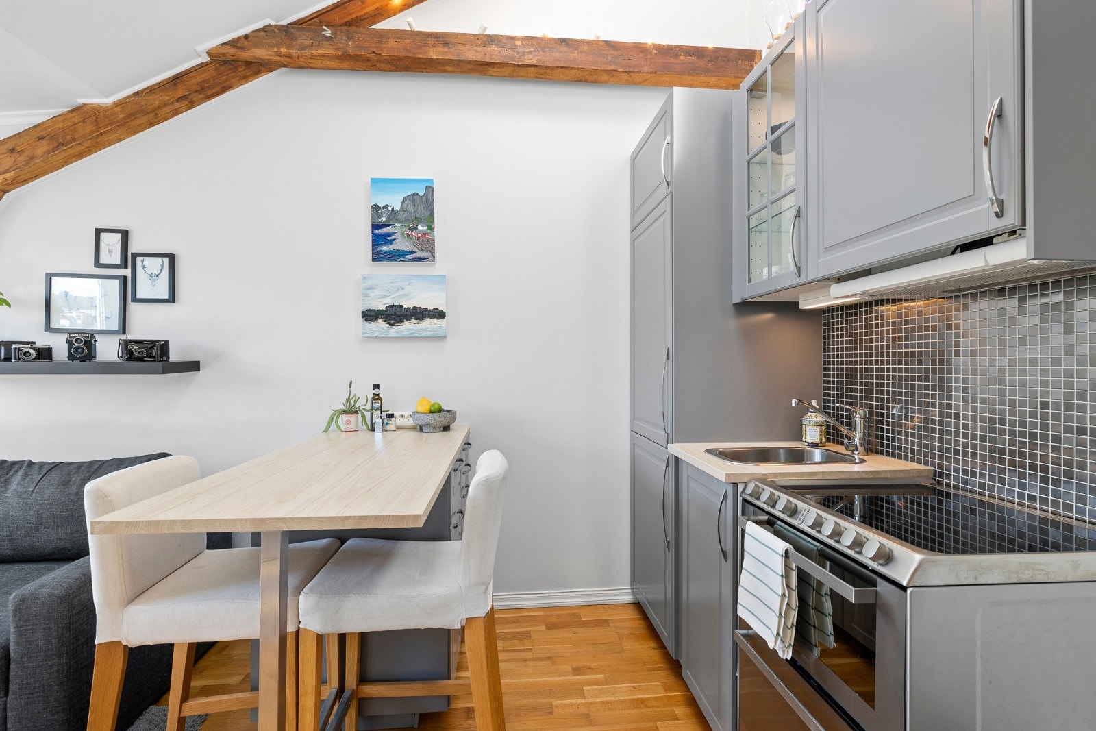 Som et skille mellom kjøkken- og stuedelen finner du en praktisk kjøkkenøy. Perfekt både til matlaging og som spiseplass. Galleribilde