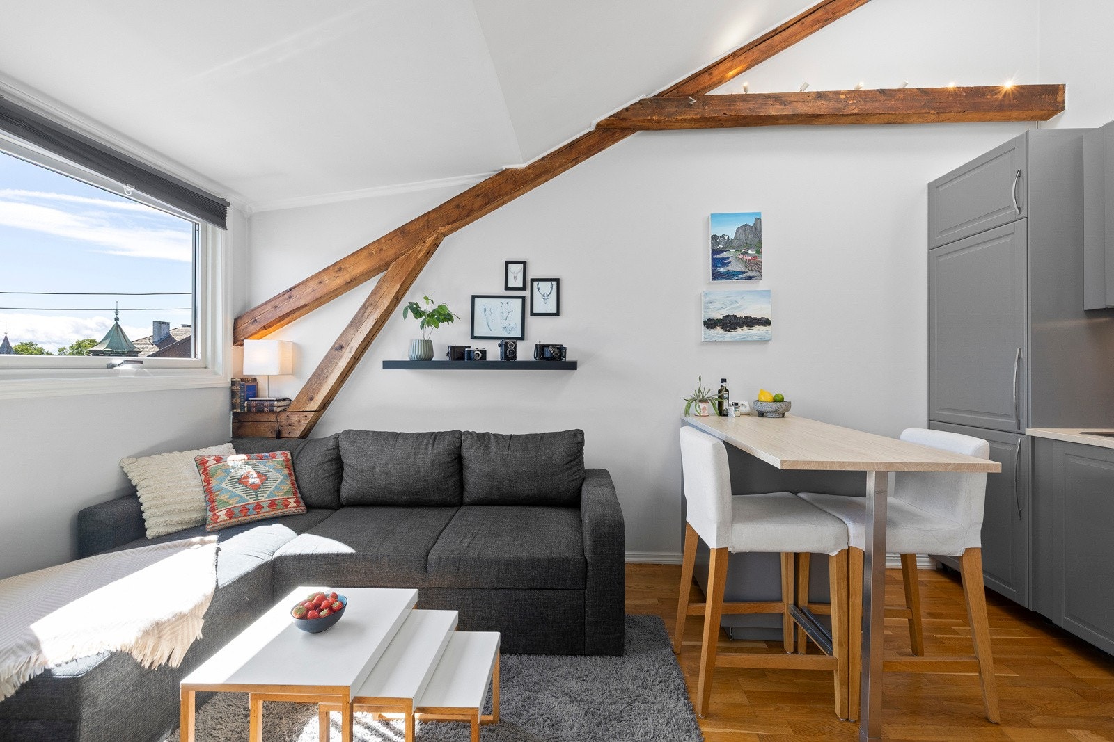 I stuedelen er det plass til sofa, salongbord og TV-møblement. Galleribilde