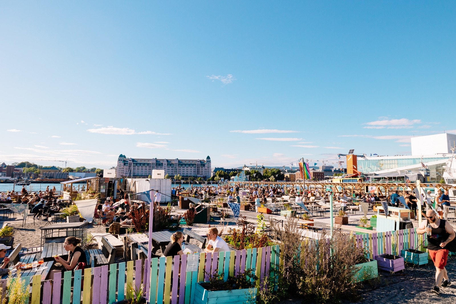 Ute ved havnepromenaden kan man også unne seg en tur ut på hyggelige Sukkerbiten, en sommerrestaurant med uteservering. Galleribilde