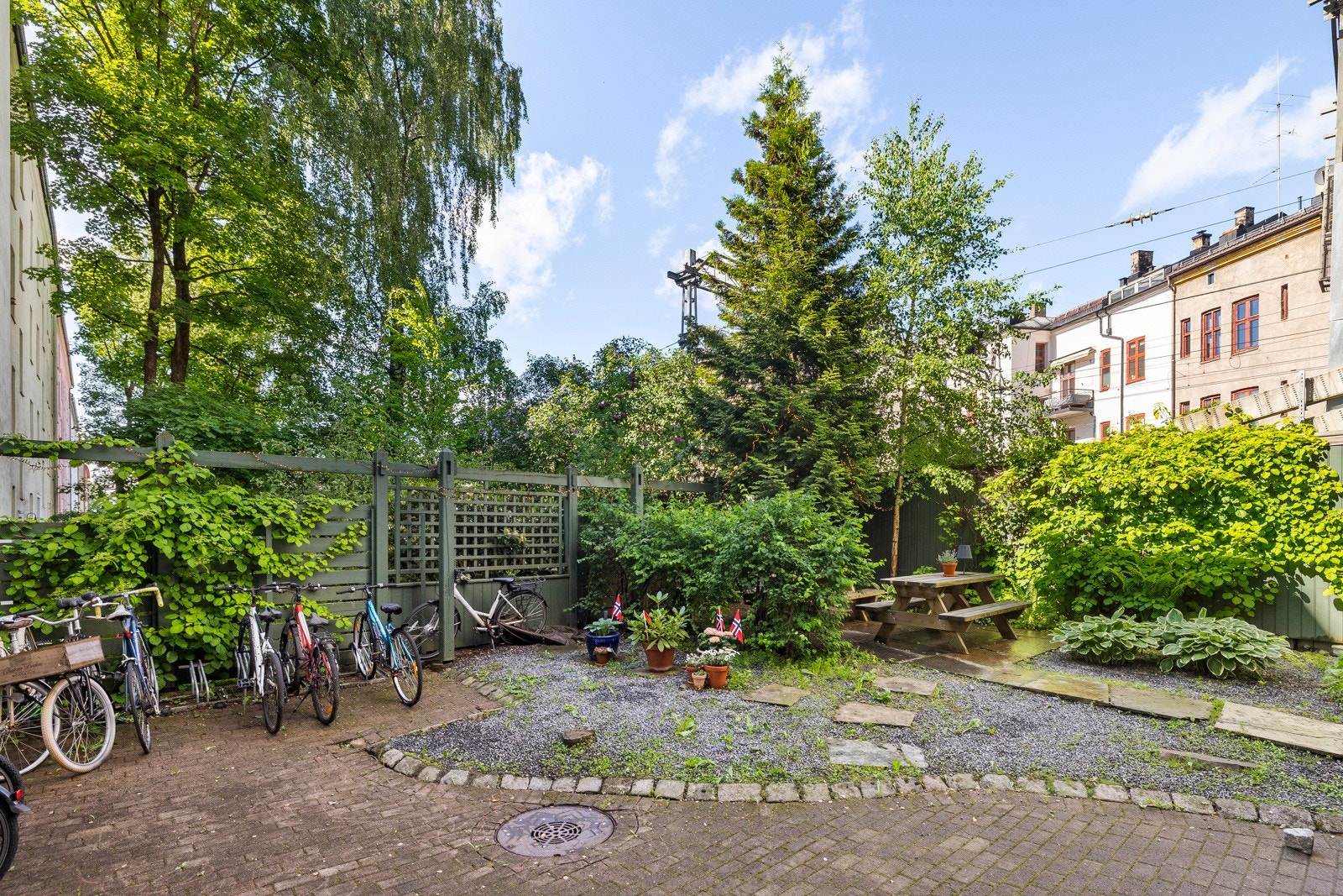 Borettslaget har en pent opparbeidet bakgård, til felles bruk for beboerne. Galleribilde