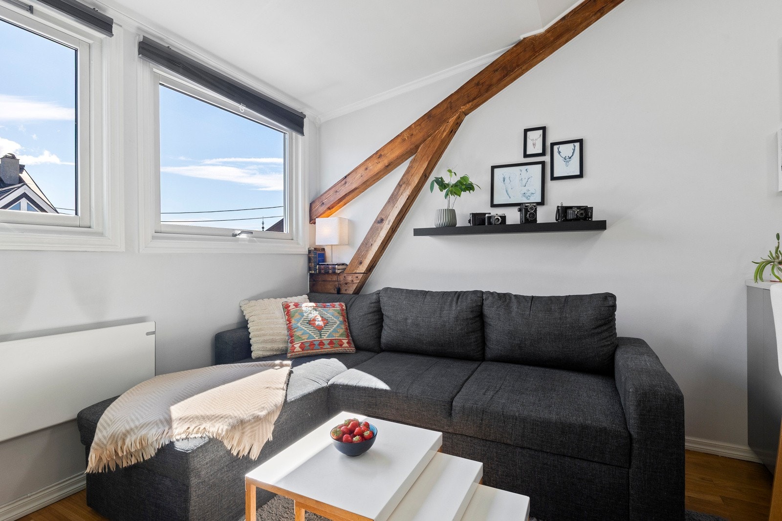 Loftsleiligheten har en god atmosfære med store vindusflater og luftig utsyn. Galleribilde