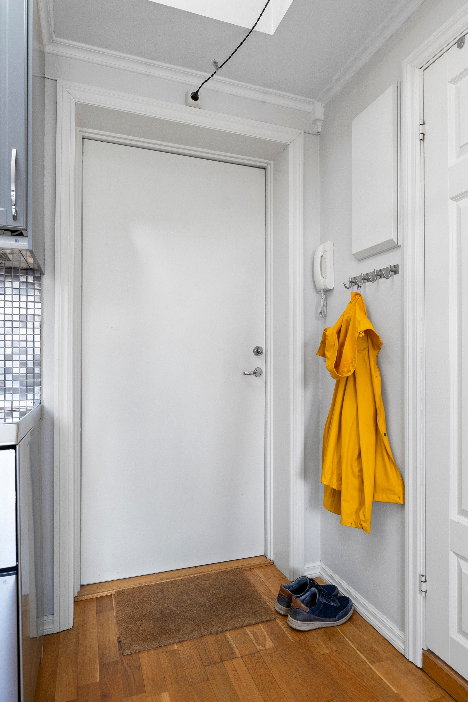 Velkommen inn! Du møtes av en entré-del med plass til å plassere fra deg sko og yttertøy. Galleribilde