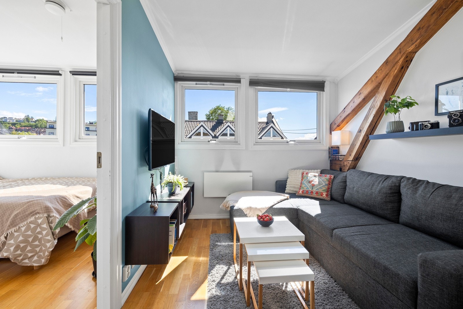 Lysinnslippet fra vinduene sammen med den gode takhøyden sørger for en romslig og behagelig stemning. Galleribilde