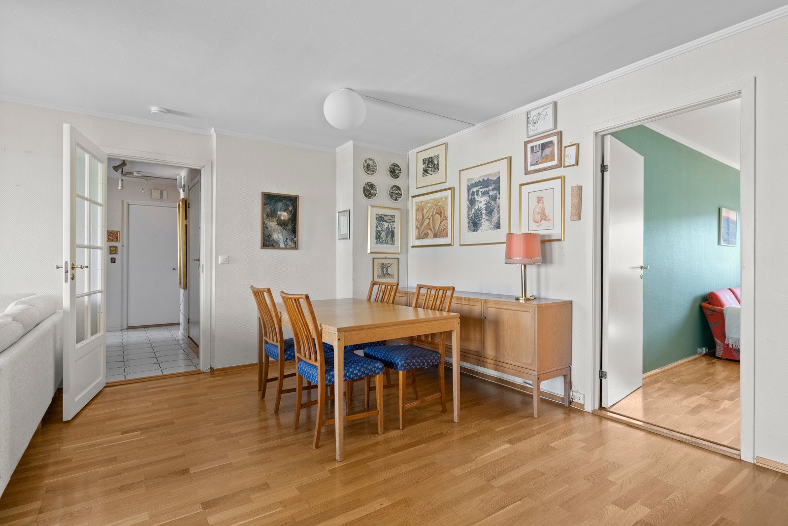 Stuen er romslig med gode muligheter for inndeling i forskjellige soner. Galleribilde