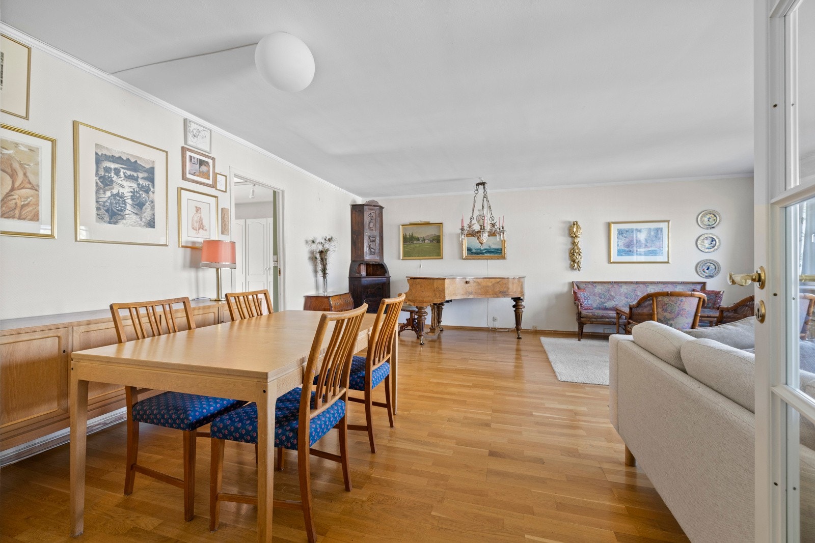 Romslig stue med god plass til både sittegruppe og spisebord. Galleribilde