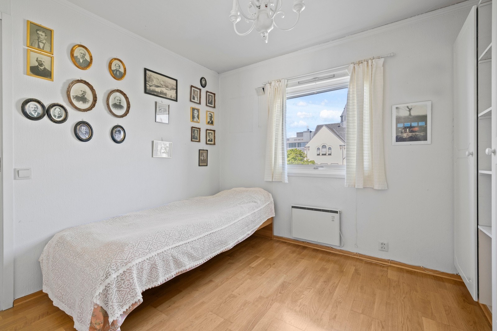Plass til dobbeltseng, nattbord og annet møblement man har behov for. Galleribilde
