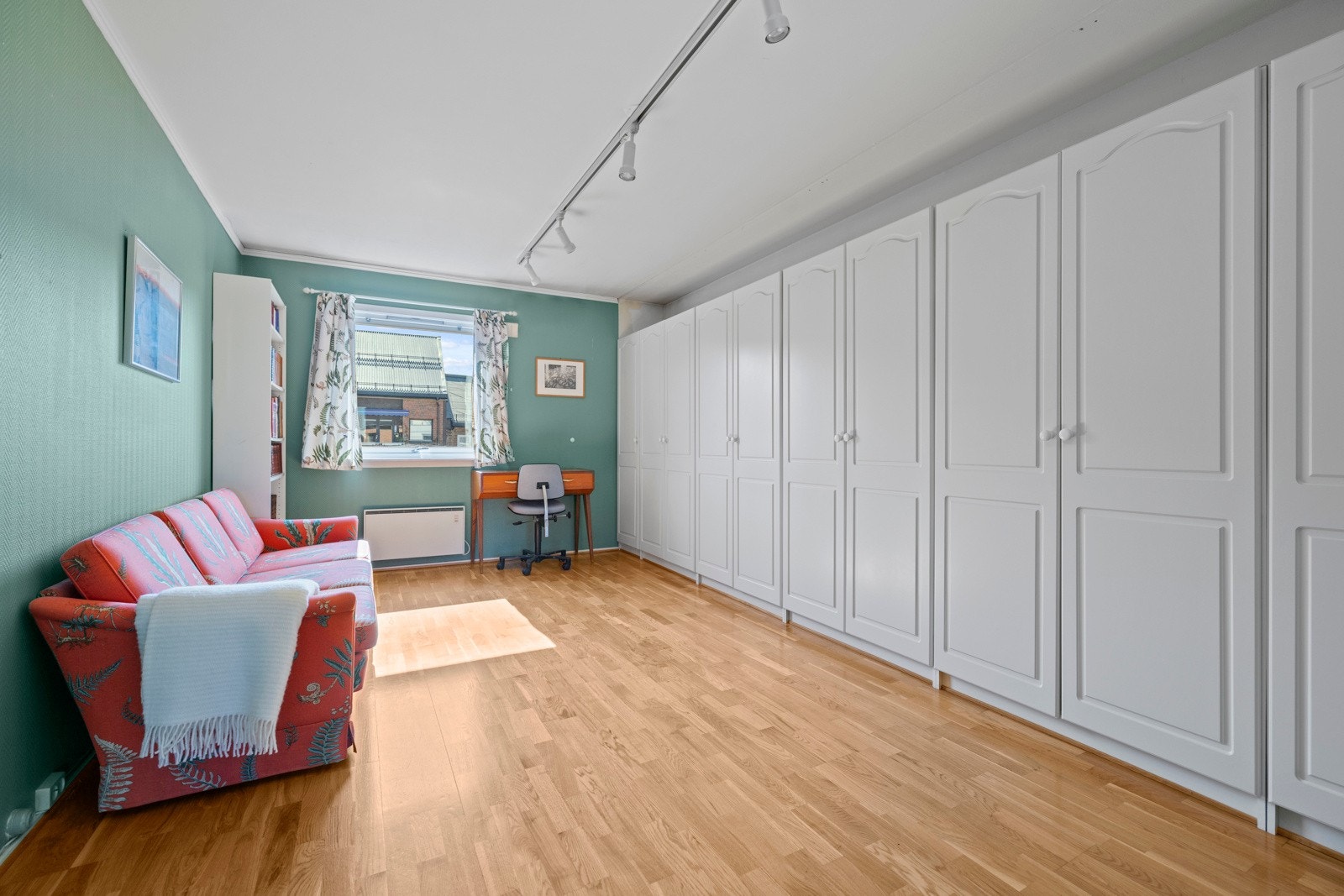 Soverom 1 - her er det god plass til garderobe/skapplass Galleribilde