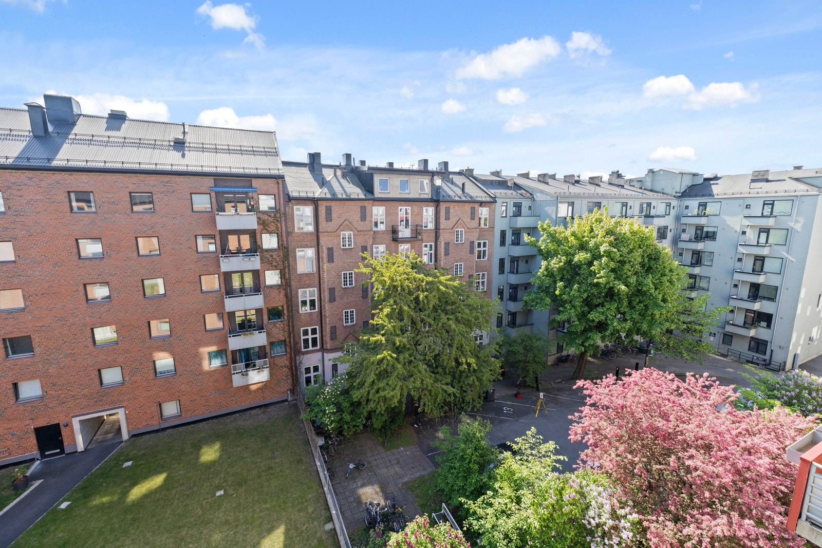 Høyt og fritt beliggende med fin utsikt over fellesområdet. Galleribilde
