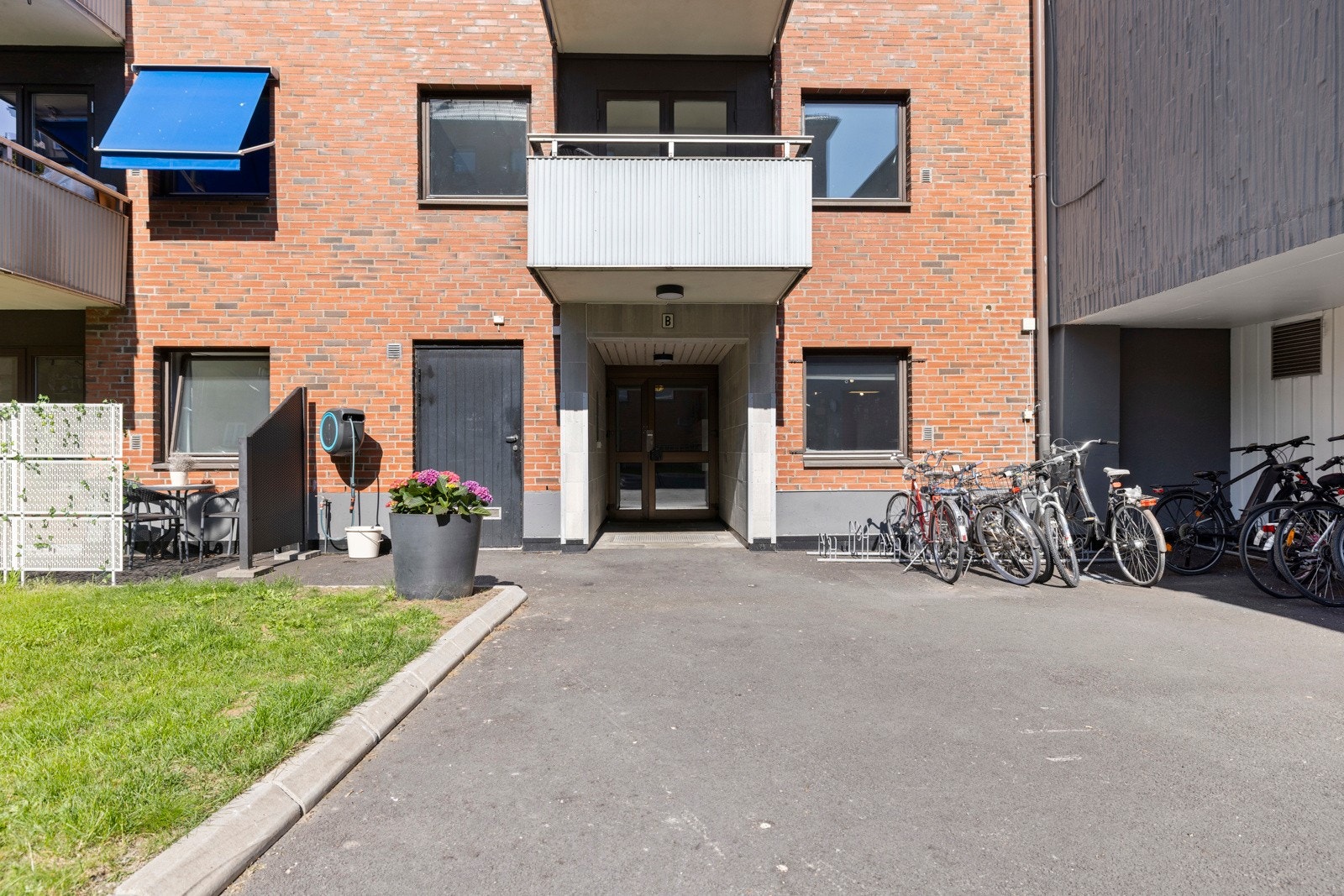Inngangspartiet, gården ligger skjermet og tilbaketrukket til. Galleribilde
