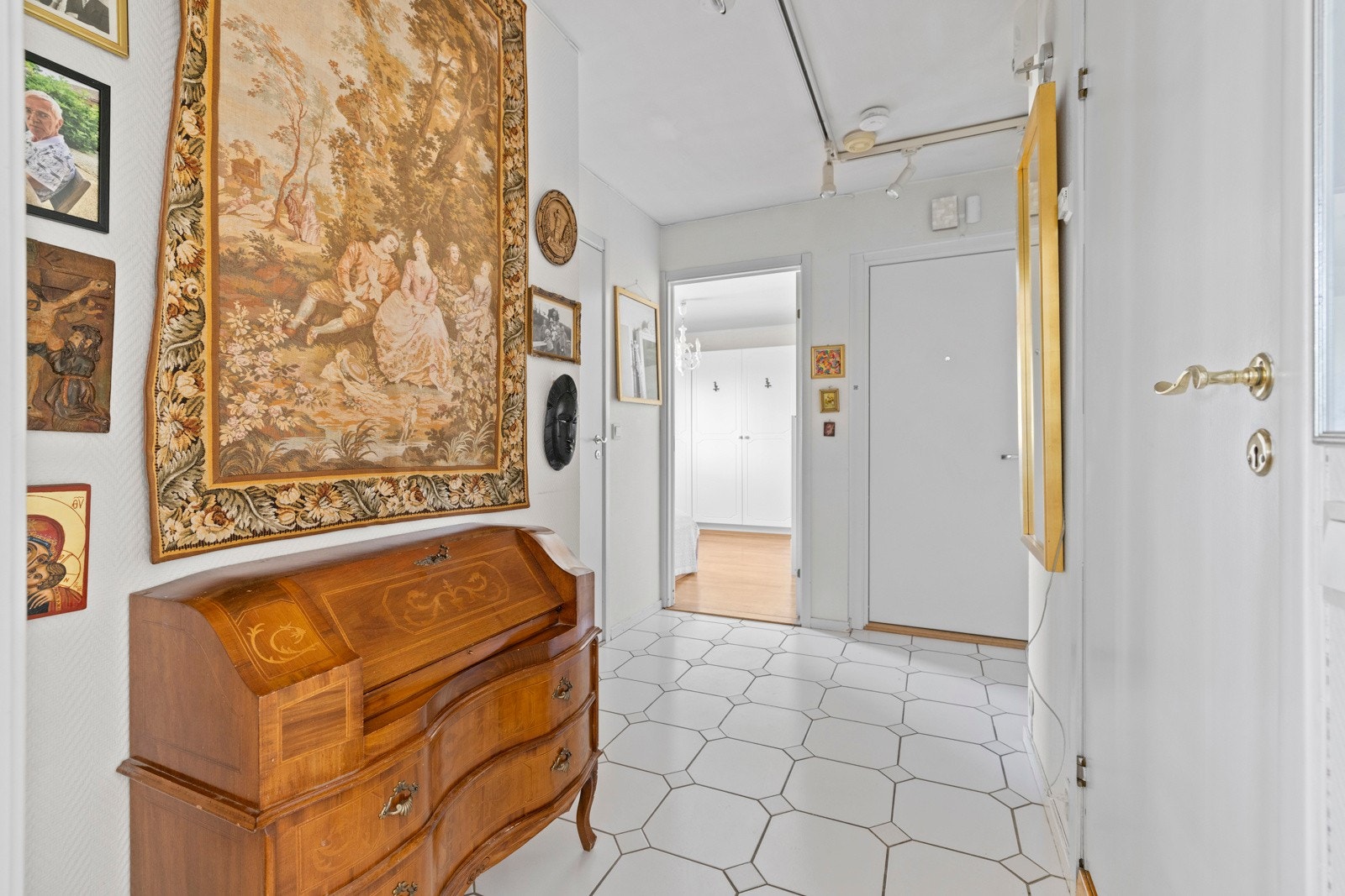 Entré med fliser på gulv og malte vegger. Galleribilde