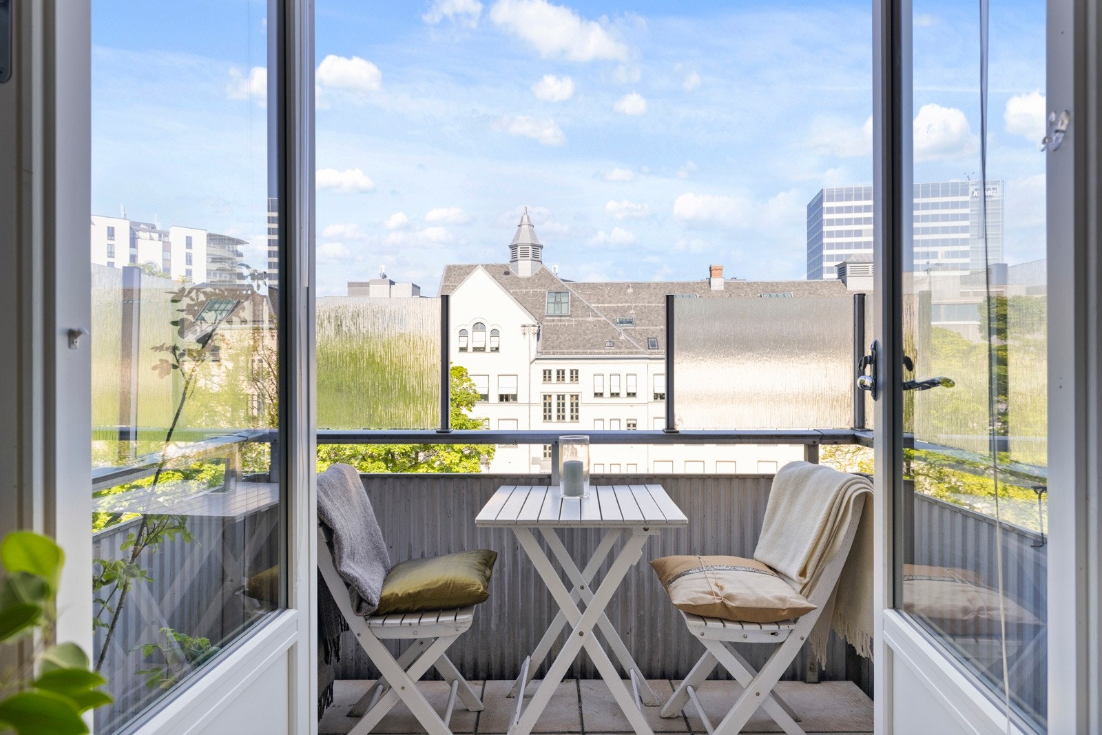 Fra stuen er det utgang til en nordvestvendt balkong. Galleribilde