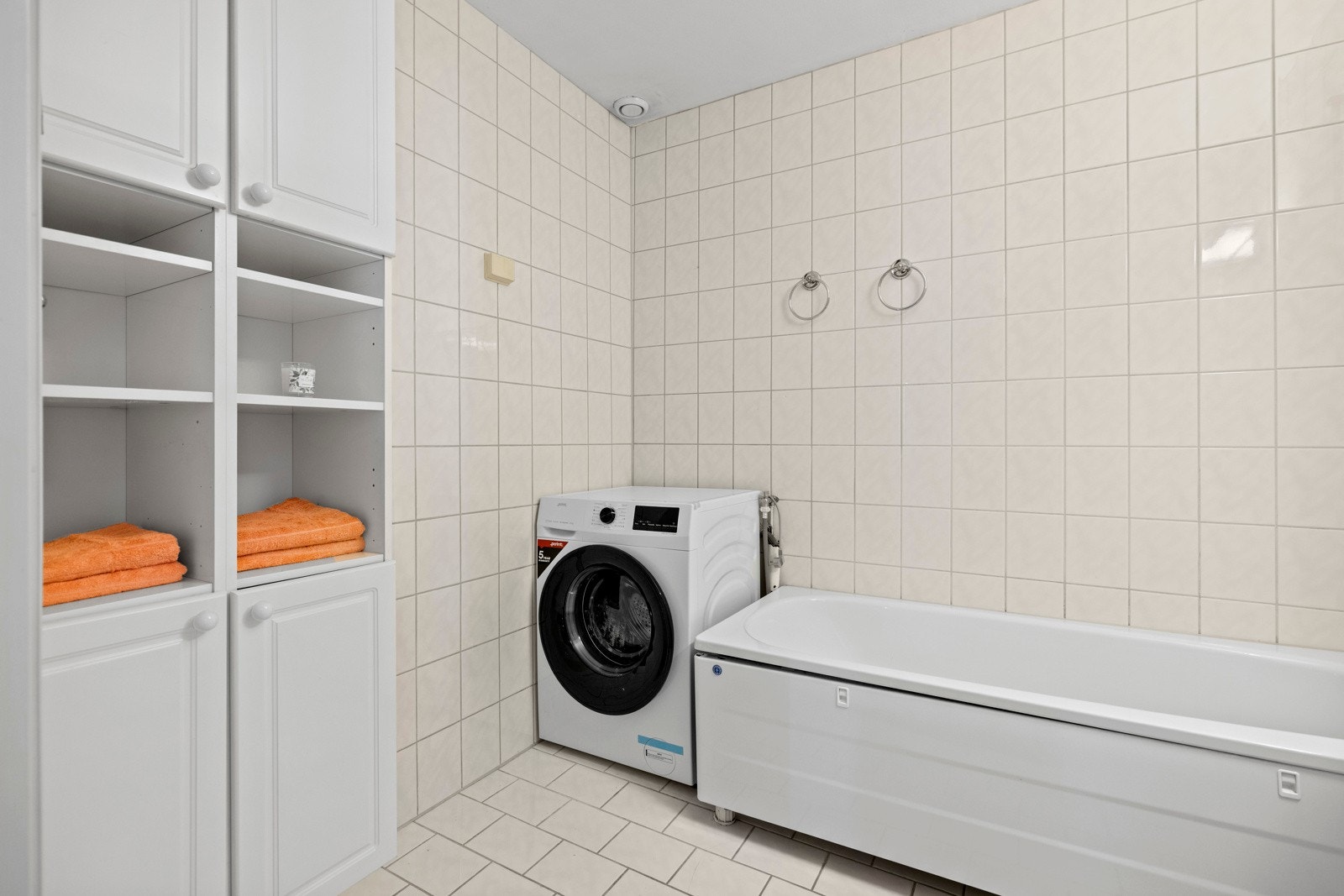 Bad med badekar og opplegg vaskemaskin. Galleribilde