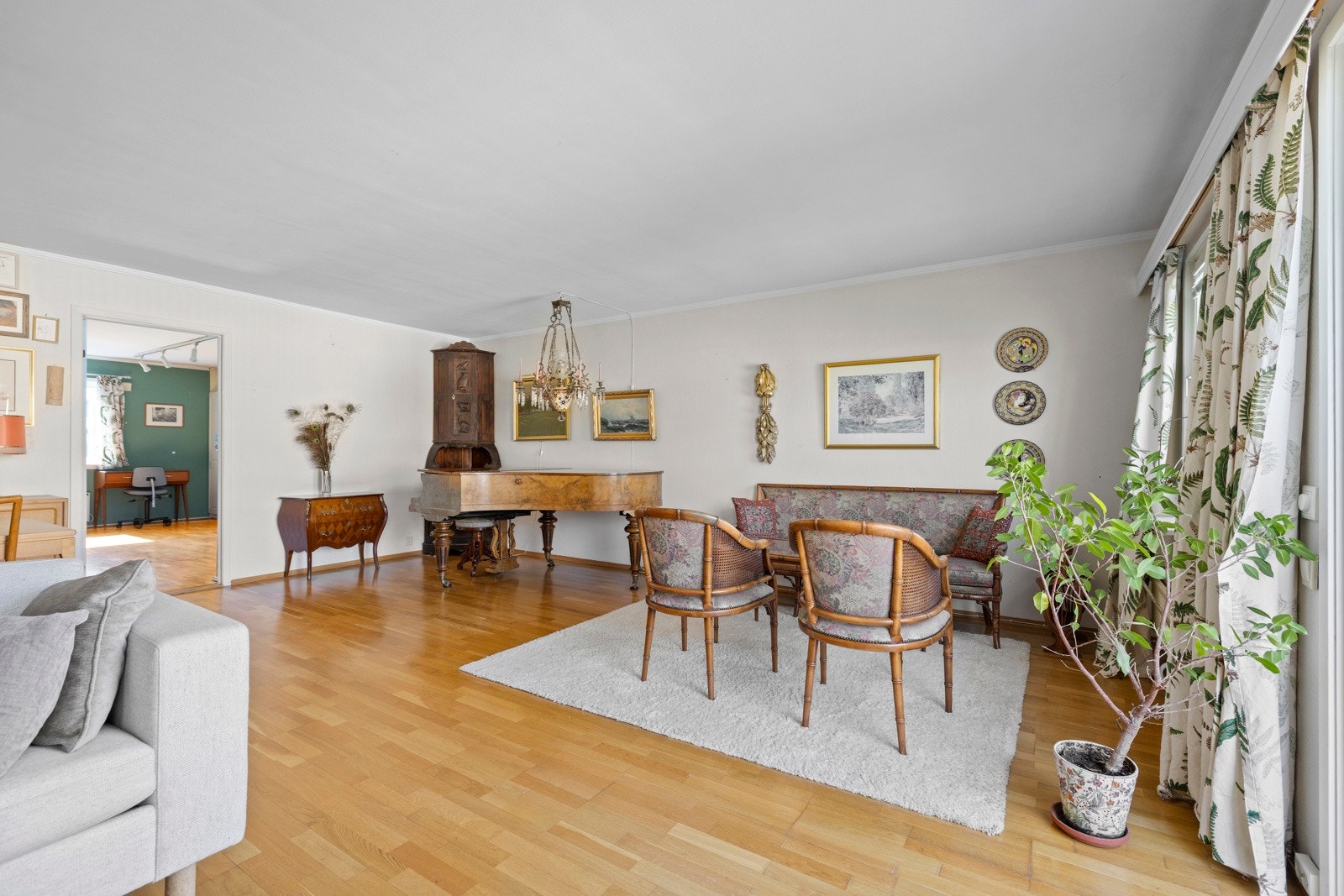 En 3-roms eierleilighet med store rom, fine lysforhold, adskilt kjøkken og utgang til balkong. Galleribilde