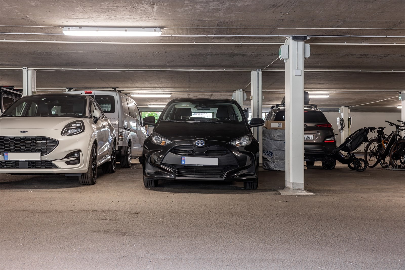 Det følger med parkeringsplass til leiligheten og det er klargjort til EL-lader om ønskelig. Galleribilde