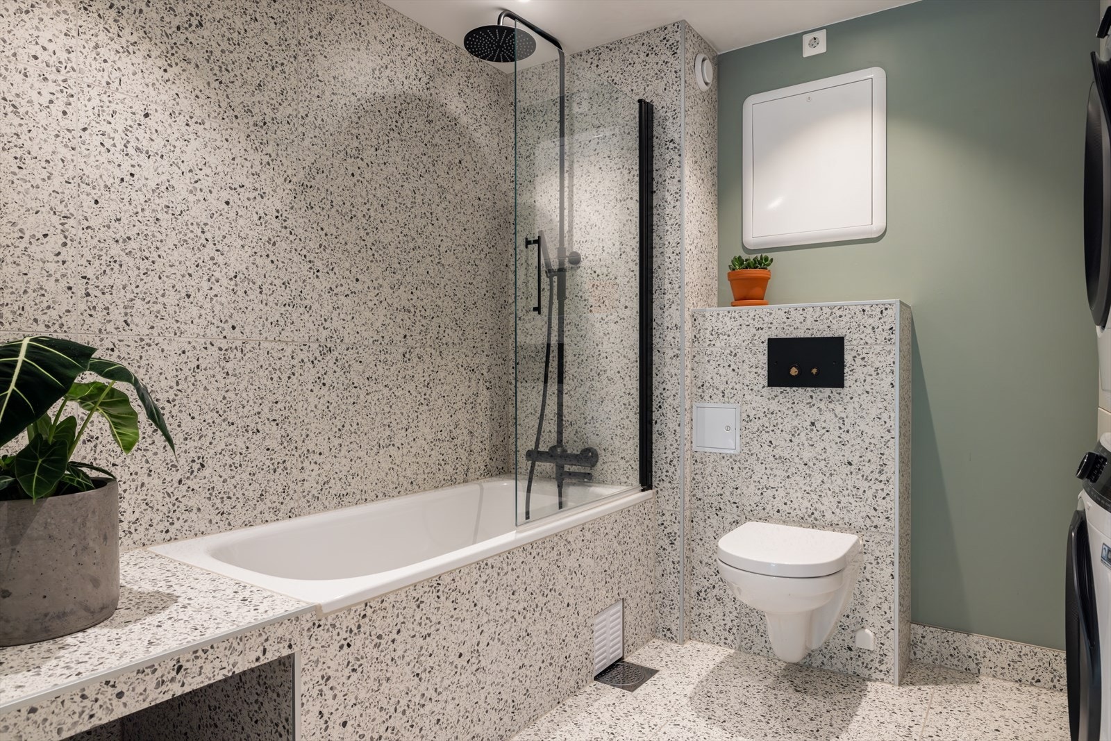 Lekker og delikat baderomsløsning fra 2018. iht. tidligere annonse. Galleribilde