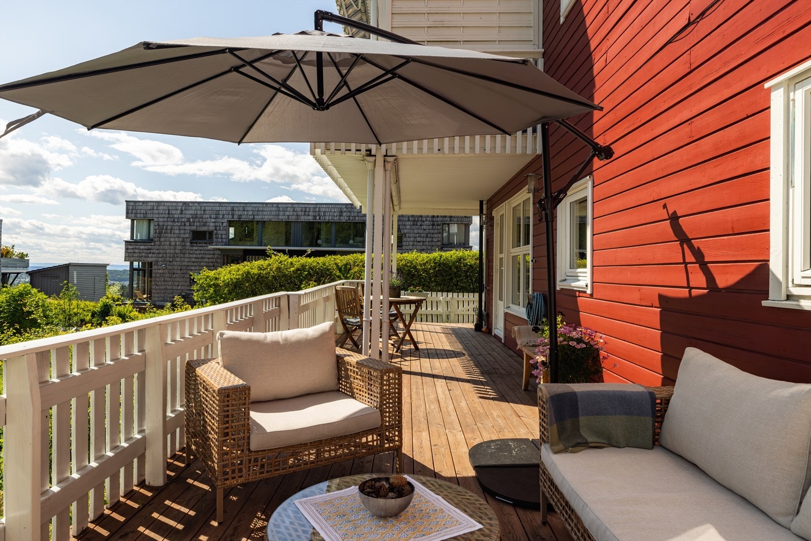 Her er det god plass til flere soner som spisegruppe, lounge, solsenger og grønne innslag. Galleribilde