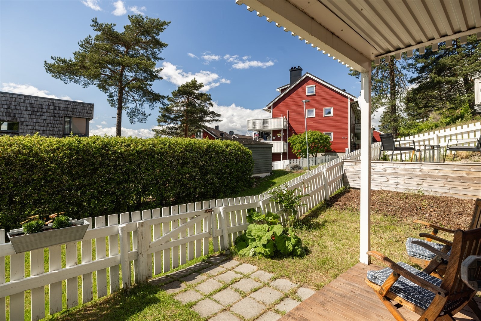 Inngjerdet uteområde med egen port som gir enkel tilgang. Sti rett fra boligen og ut i marka. Galleribilde