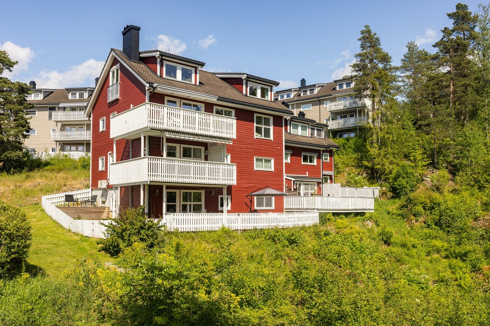 Dette er en moderne 3-roms endeleilighet på bakkeplan med rekkehusfølelse, med beliggenhet på Hellerudtoppen. Galleribilde