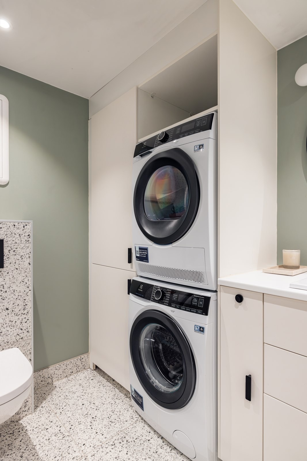 God plassutnyttelse med rikelig oppbevaring, samt opplegg for vaskesøyle i skap. Galleribilde