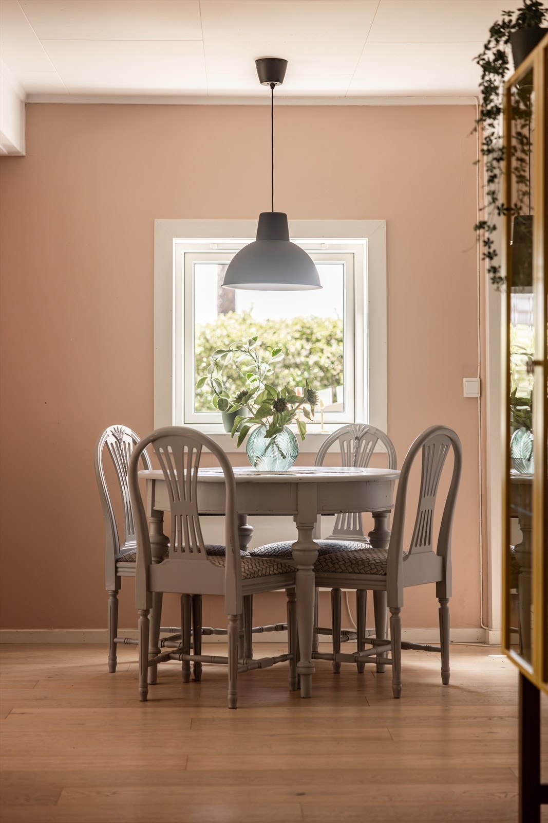 Fin sone for spisebord ved vindu. Galleribilde