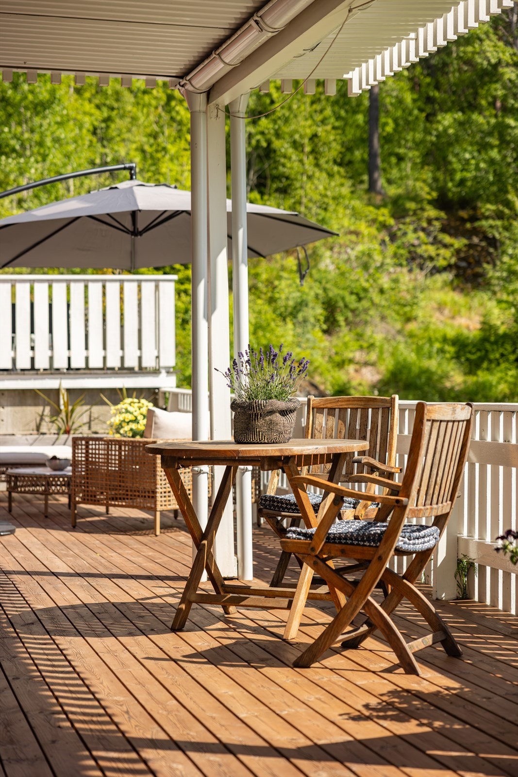 Uteplassen er delvis overbygget, noe som gir ly og le for vær og vind. Galleribilde