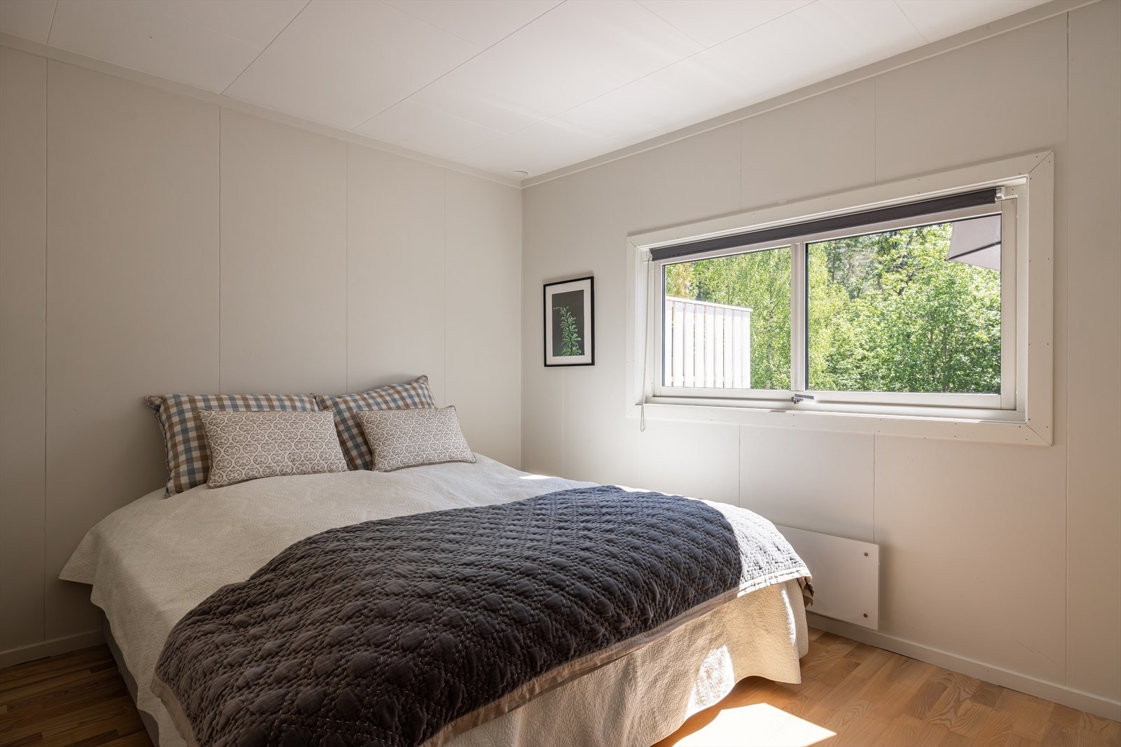 Soverom 1 - Romslig og lyst hovedsoverom med god plass til dobbeltseng og nattbord. Galleribilde