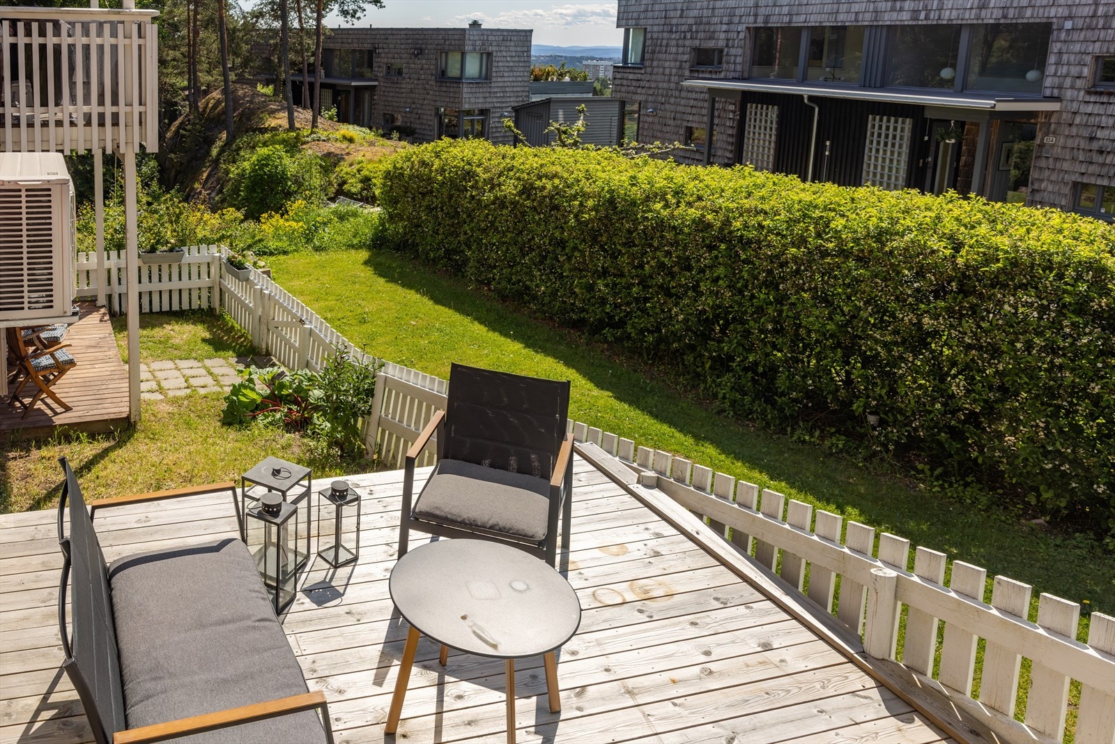 Terrassen strekker seg delvis rundt hushjørnet, og ned til hagen, slik at du kan følge solen gjennom dagen. Galleribilde