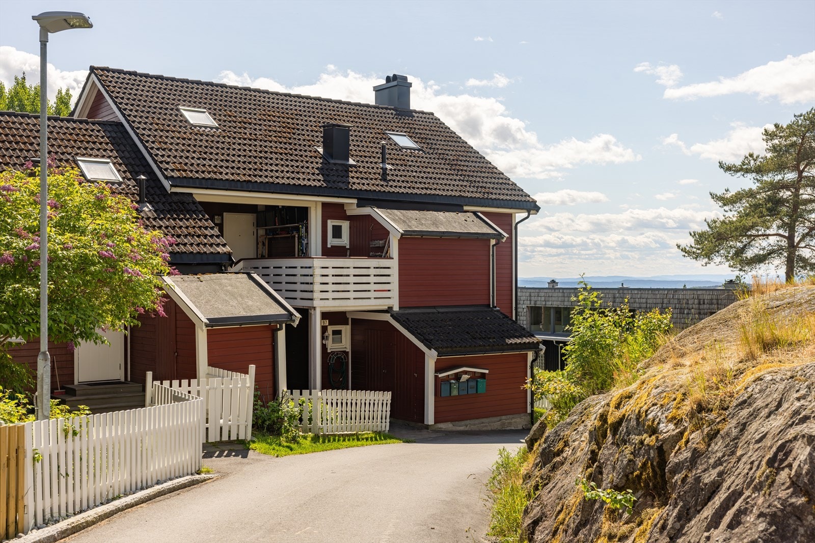 Attraktivt og barnevennlig boligområde på Hellerudtoppen i Oslo, med gangavstand til skoler, barnehager, offentlig kommunikasjon og daglige servicetilbud. Galleribilde