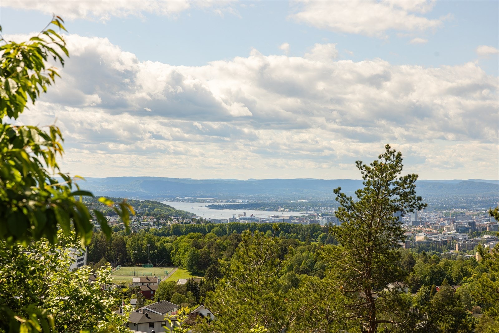 Området byr på fantastisk utsikt. Kort vei til fine turstier i marka. Galleribilde