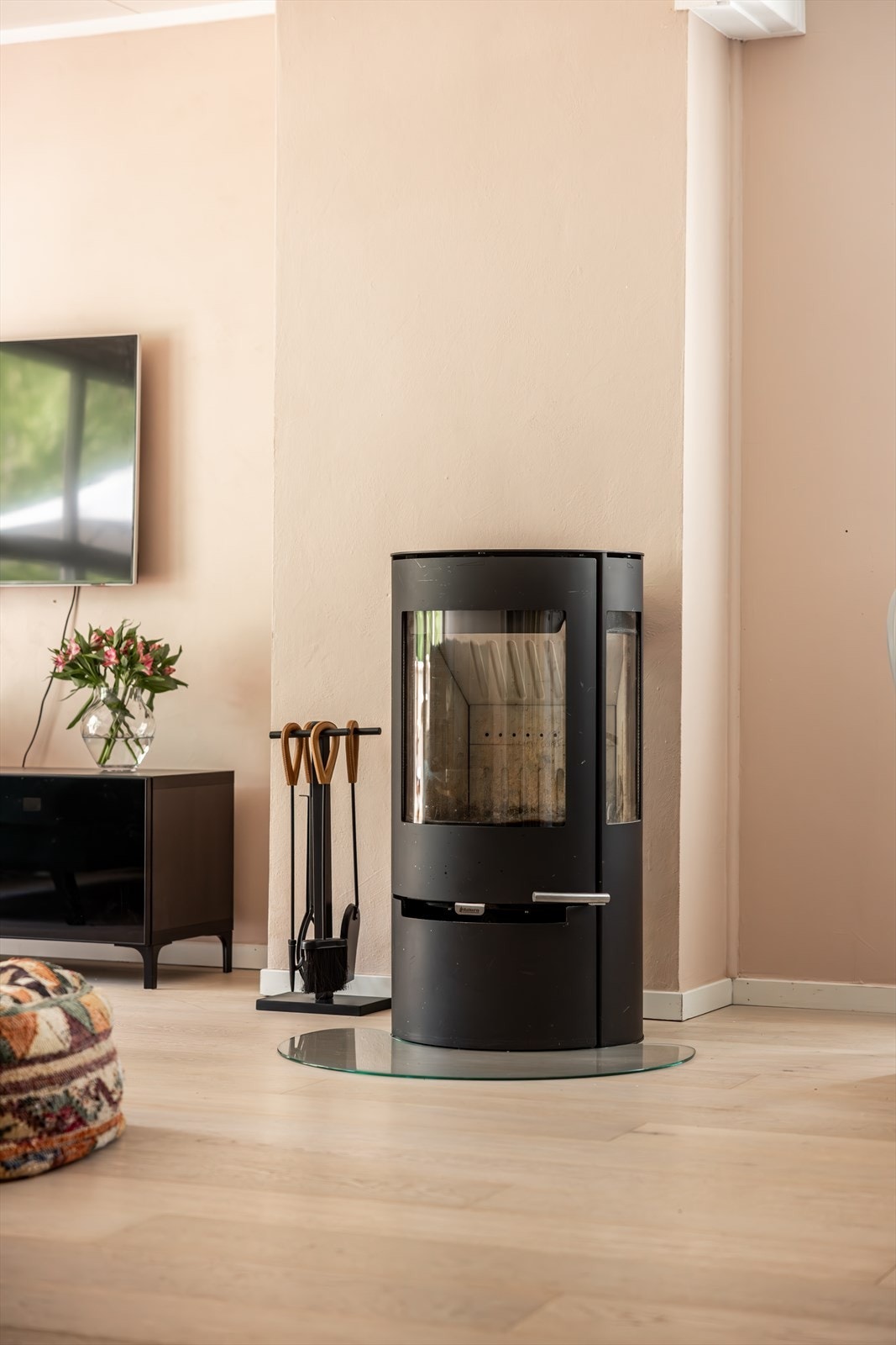 En moderne vedovn med glassdør skaper både varme og hyggelig stemning. Galleribilde